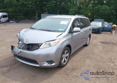 2013 Toyota Sienna Le V6 8 Passenger z USA, uszkodzony, nr VIN 5TDKK3DC7DS390090